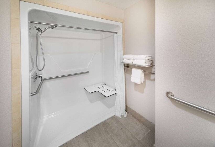 Отель Days Inn & Suites By Wyndham San Antonio Near Frost Bank Center