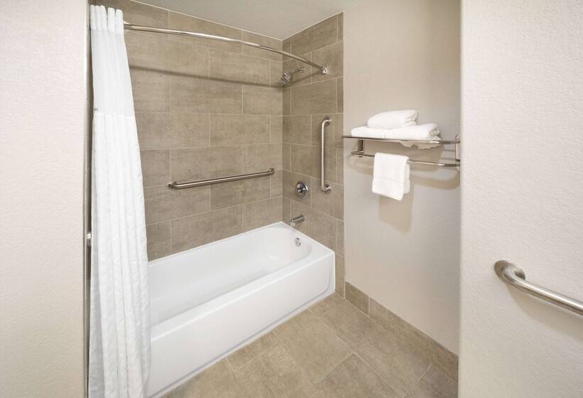 Отель Days Inn & Suites By Wyndham San Antonio Near Frost Bank Center