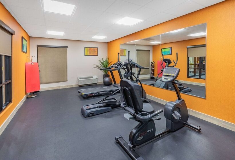 Отель Days Inn & Suites By Wyndham San Antonio Near Frost Bank Center