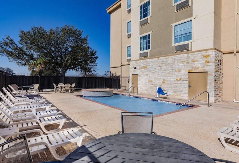 Отель Days Inn & Suites By Wyndham San Antonio Near Frost Bank Center