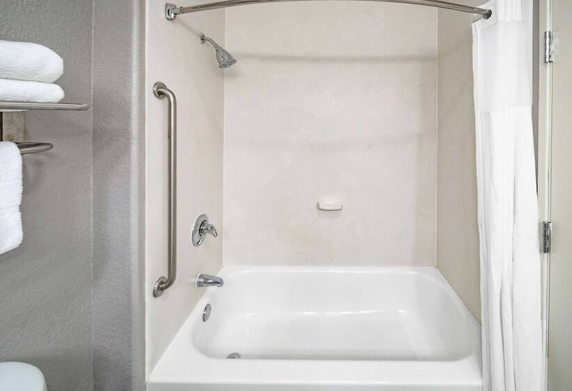 Отель Days Inn & Suites By Wyndham San Antonio Near Frost Bank Center