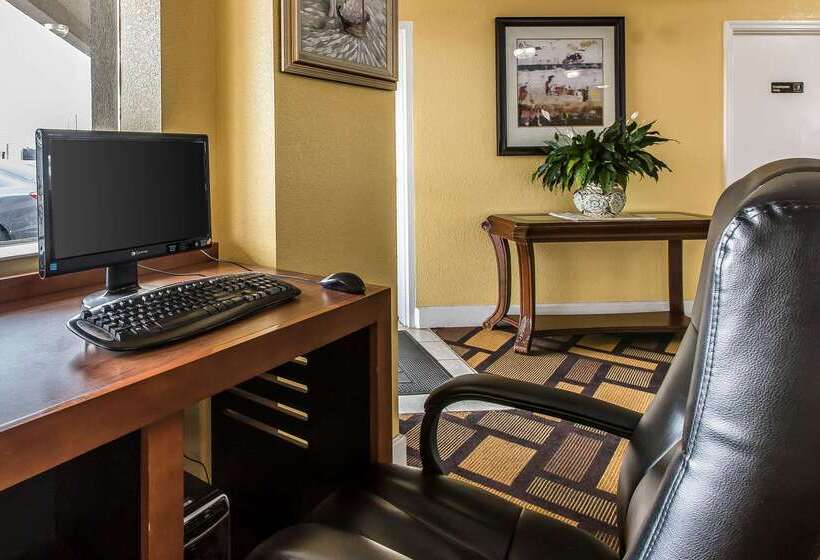 Отель Econo Lodge Byron