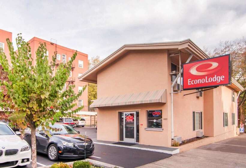 Отель Econo Lodge City Center