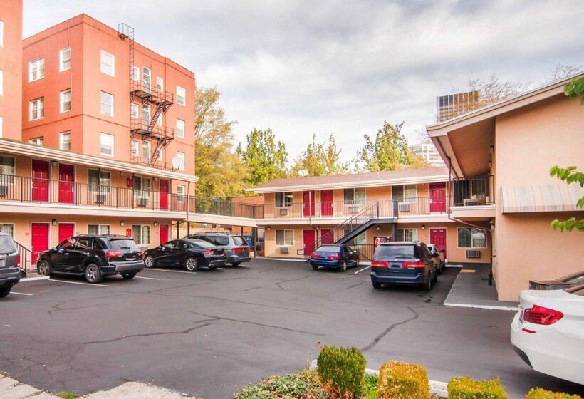 Отель Econo Lodge City Center