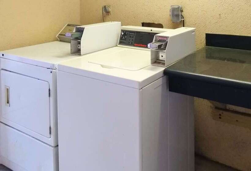 בית מלון כפרי Econo Lodge Inn & Suites West  Energy Corridor