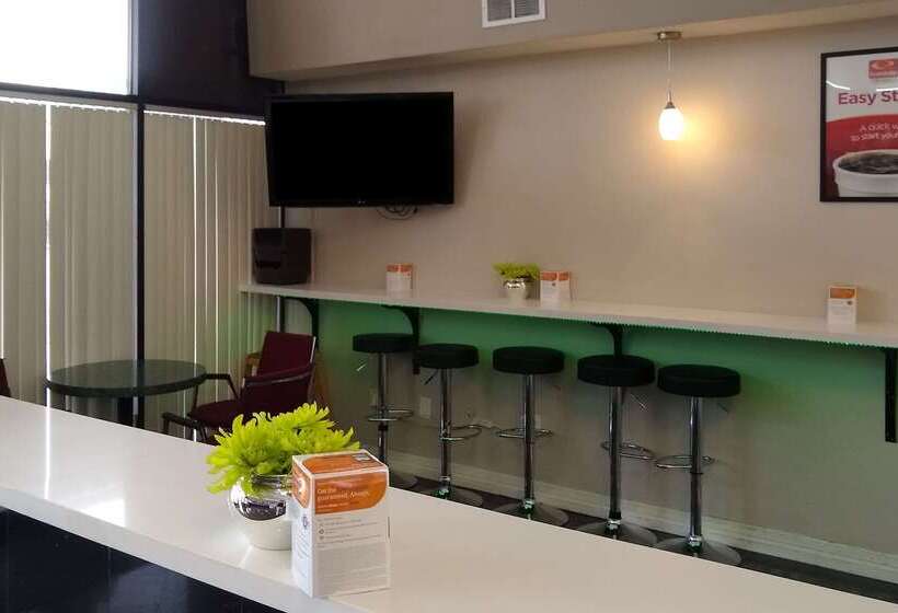 בית מלון כפרי Econo Lodge Inn & Suites West  Energy Corridor