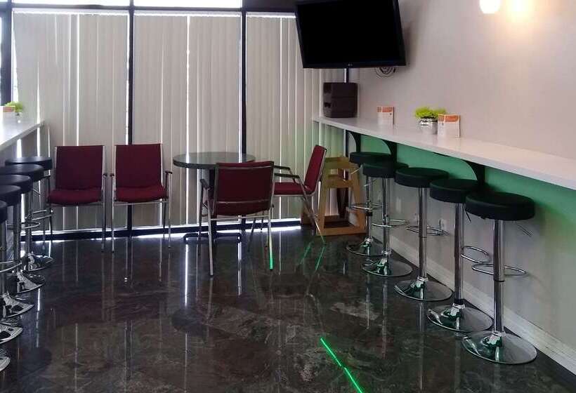 בית מלון כפרי Econo Lodge Inn & Suites West  Energy Corridor