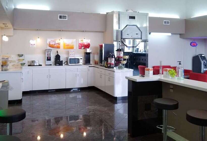 בית מלון כפרי Econo Lodge Inn & Suites West  Energy Corridor