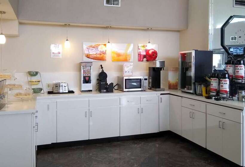 בית מלון כפרי Econo Lodge Inn & Suites West  Energy Corridor