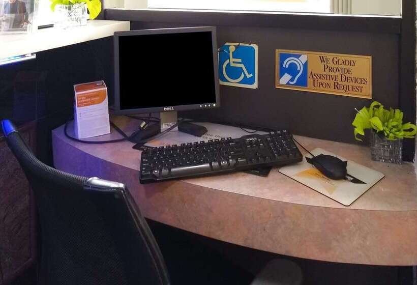 בית מלון כפרי Econo Lodge Inn & Suites West  Energy Corridor