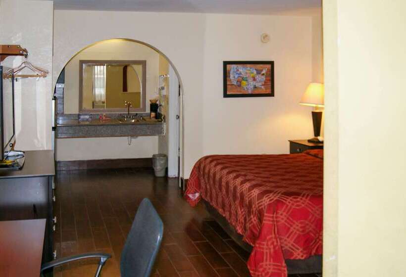 בית מלון כפרי Econo Lodge Inn & Suites West  Energy Corridor