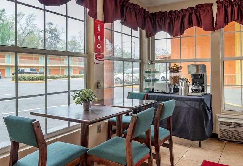 Отель Econo Lodge