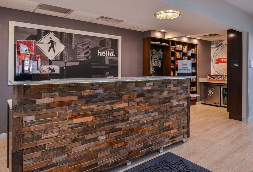 Отель Hampton Inn & Suites Denverspeer Boulevard