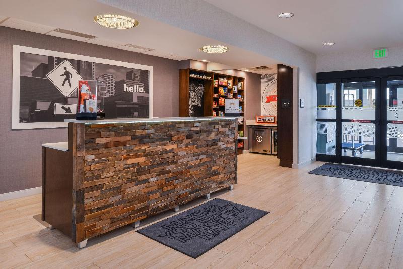 Отель Hampton Inn & Suites Denverspeer Boulevard