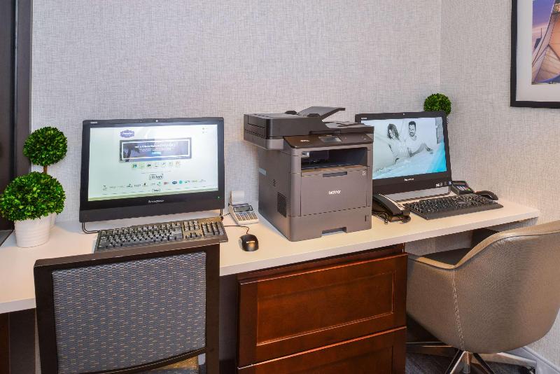 Отель Hampton Inn & Suites Denverspeer Boulevard