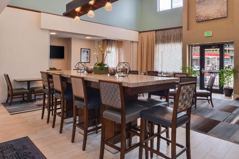 Отель Hampton Inn & Suites Denverspeer Boulevard