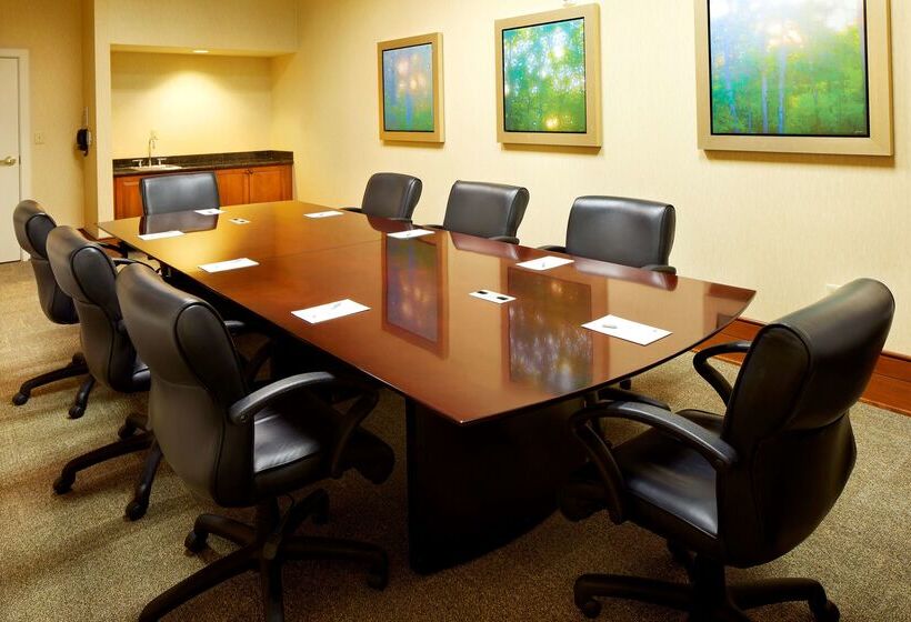 Отель Hampton Inn & Suites Savannah/midtown