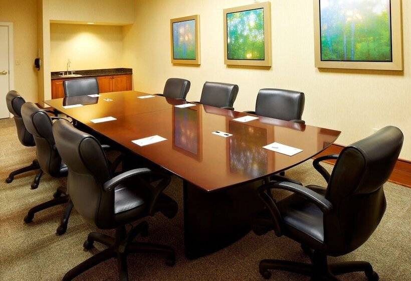 Отель Hampton Inn & Suites Savannah/midtown