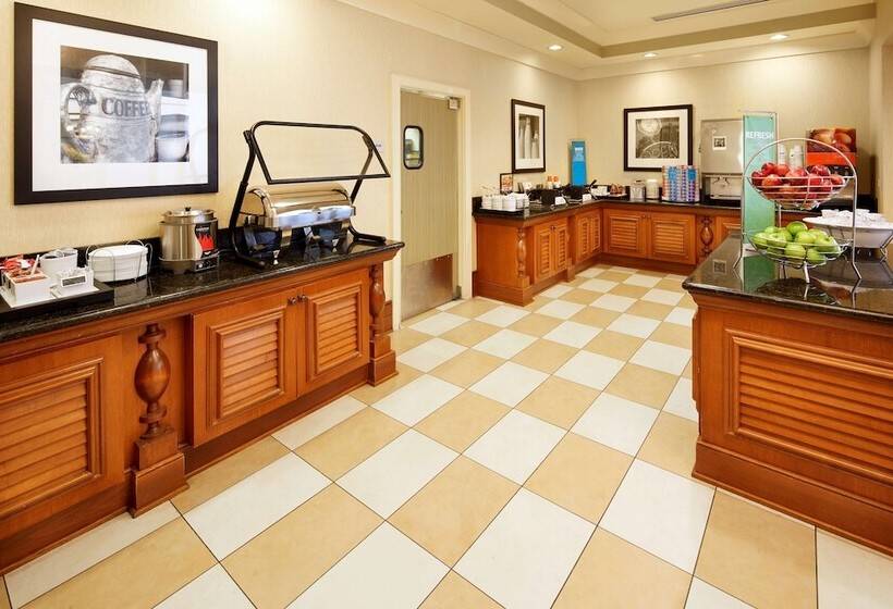 Отель Hampton Inn & Suites Savannah/midtown