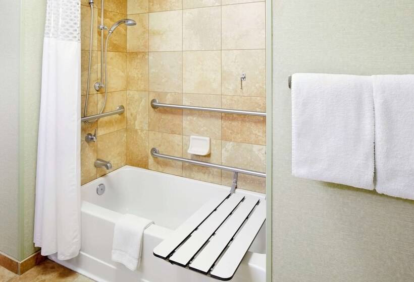 Отель Hampton Inn & Suites Savannah/midtown