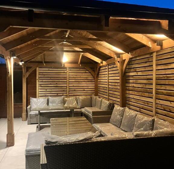 Hedley House Hotel & Apartments