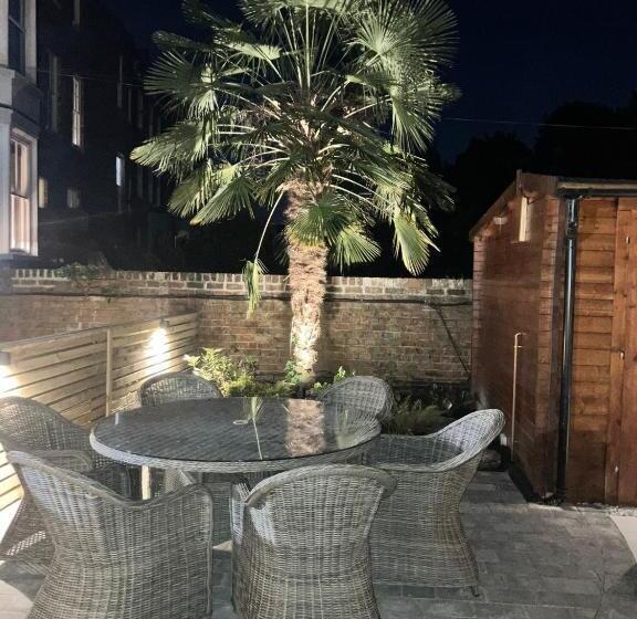 Hedley House Hotel & Apartments