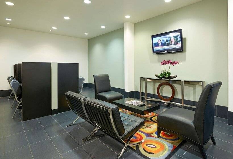 Отель Hilton Grand Vacations Club Elara Center Strip Las Vegas