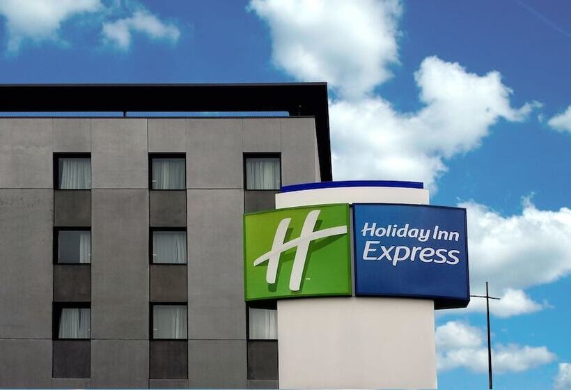 Отель Holiday Inn Express Bilbao Airport, An Ihg