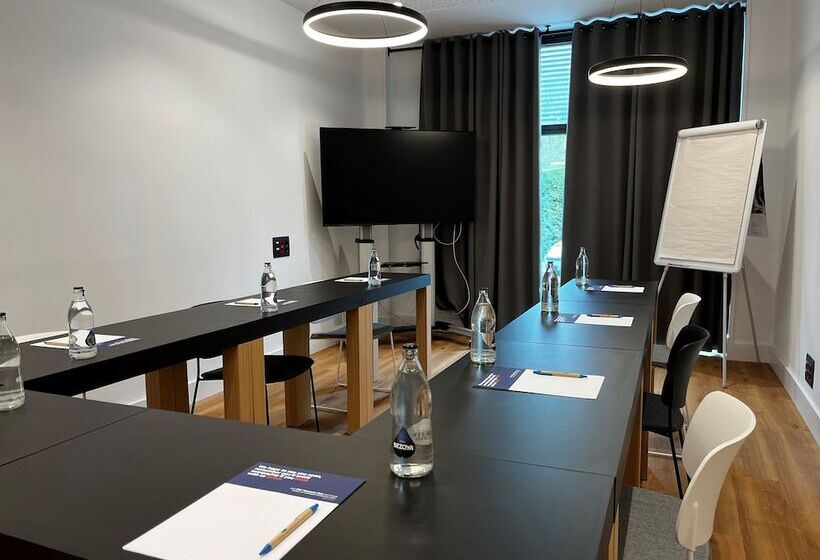 Отель Holiday Inn Express Bilbao Airport, An Ihg