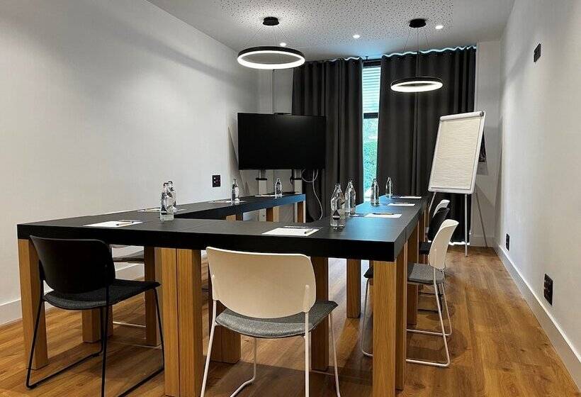 Отель Holiday Inn Express Bilbao Airport, An Ihg