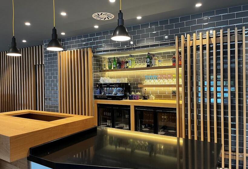 Отель Holiday Inn Express Bilbao Airport, An Ihg