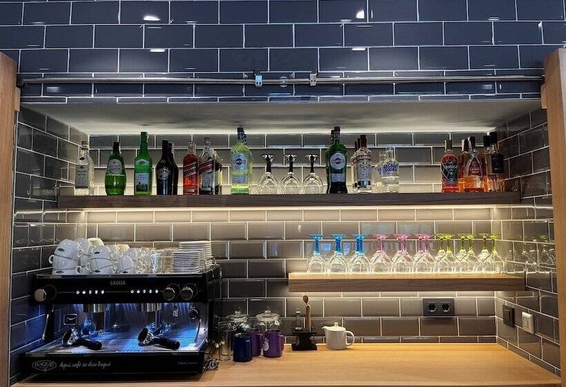 Отель Holiday Inn Express Bilbao Airport, An Ihg