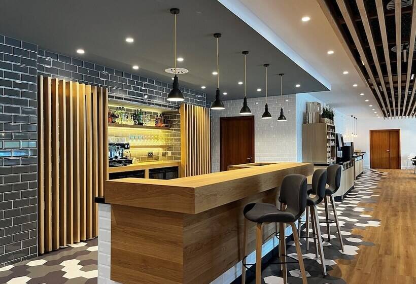 Отель Holiday Inn Express Bilbao Airport, An Ihg