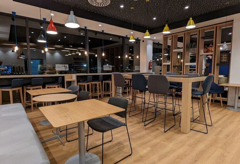 Отель Holiday Inn Express Bilbao Airport, An Ihg