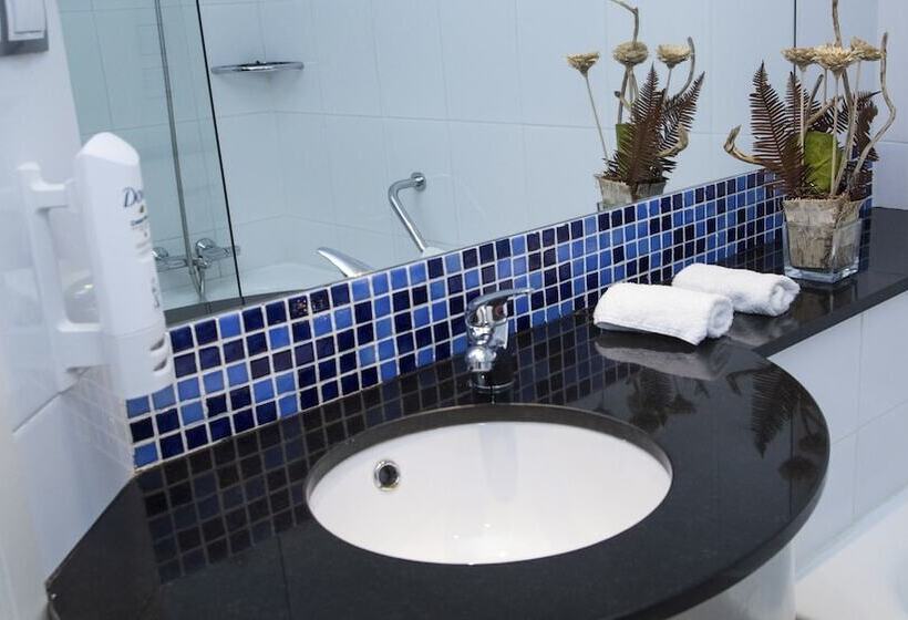 Отель Holiday Inn Express Bilbao Airport, An Ihg