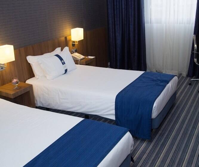 Отель Holiday Inn Express Bilbao Airport, An Ihg