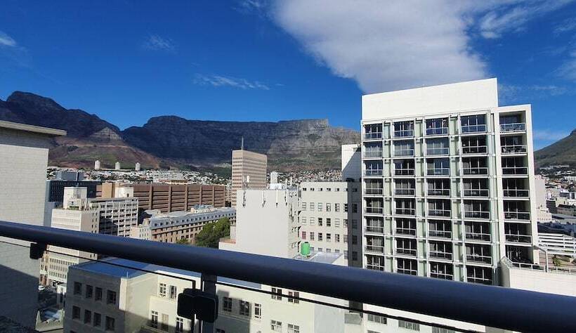 Отель Holiday Inn Express Cape Town City Centre, An Ihg