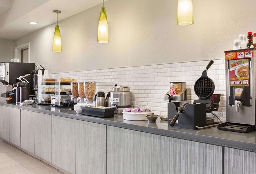 Отель La Quinta By Wyndham Fresno Northwest