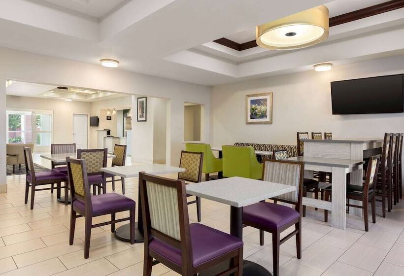 Отель La Quinta By Wyndham Fresno Northwest