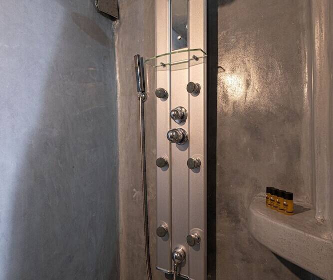 Отель Loucas On The Cliff