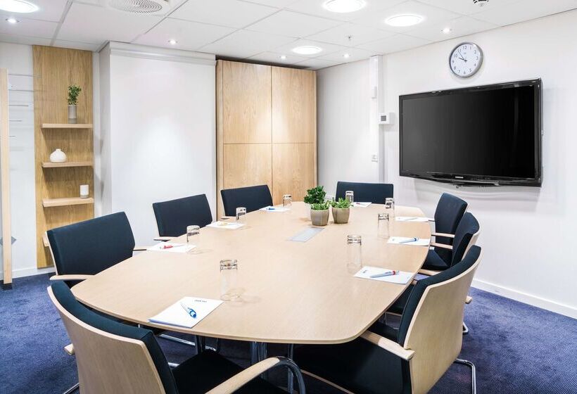 هتل Radisson Red Oslo City Centre