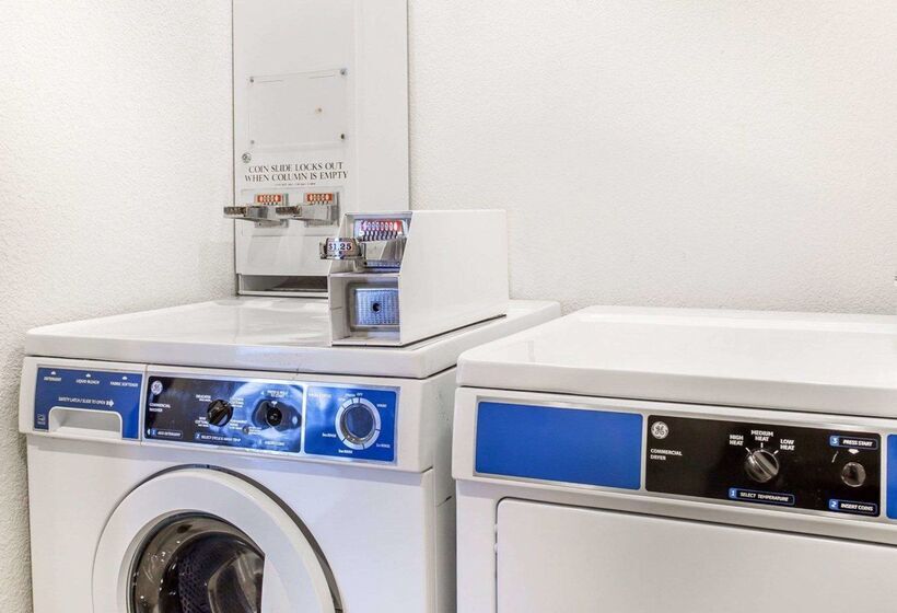 בית מלון כפרי Quality Inn & Suites Coliseum