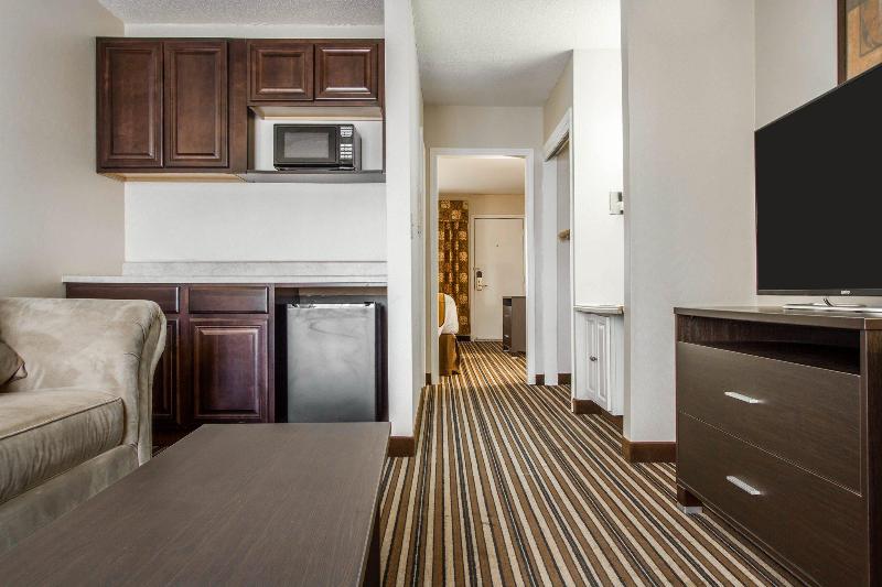 호텔 Quality Inn & Suites