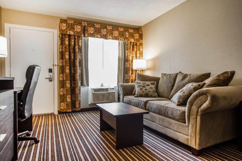 호텔 Quality Inn & Suites