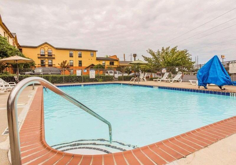 בית מלון כפרי Quality Inn