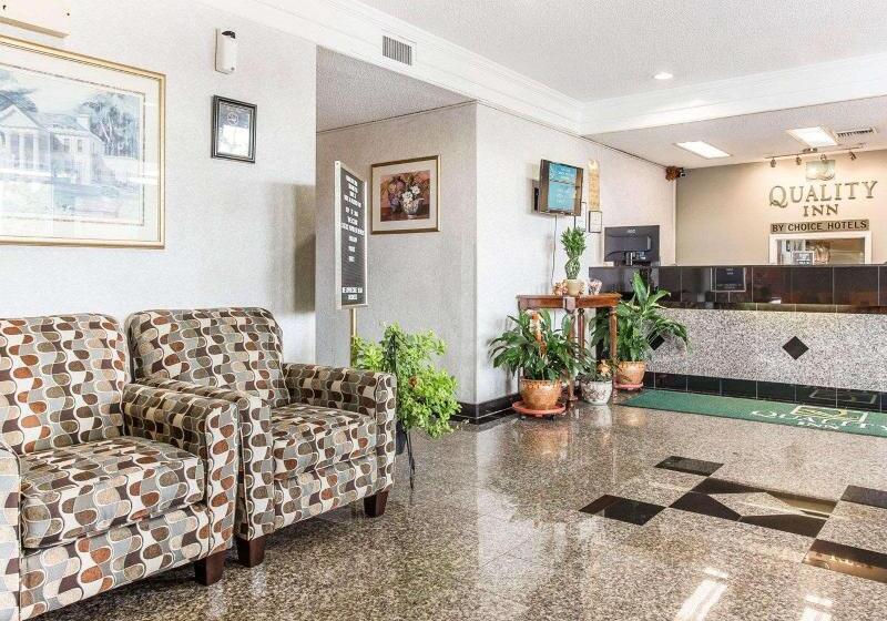 בית מלון כפרי Quality Inn