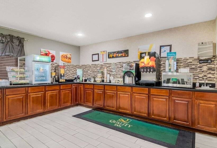 בית מלון כפרי Quality Inn