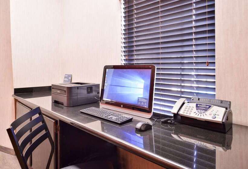 호텔 Quality Inn & Suites