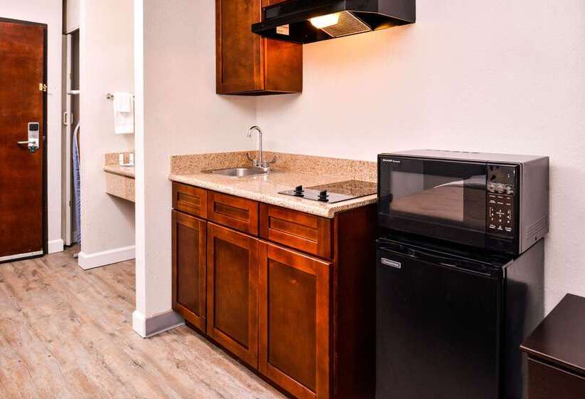 호텔 Quality Inn & Suites