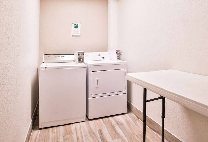 호텔 Quality Inn & Suites